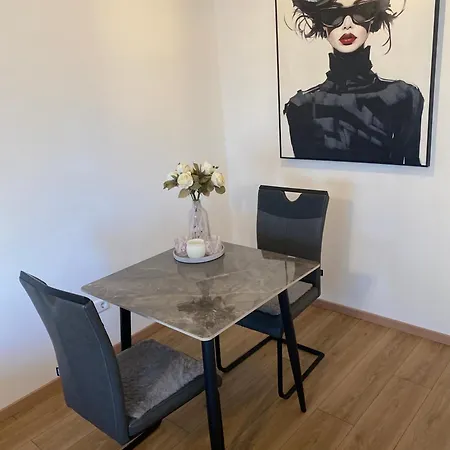 New Komplett Moeblierte Wohnung-zentral Apartman